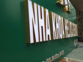 Bảng Alu Chữ Nổi Màu Trắng Gắn Đèn